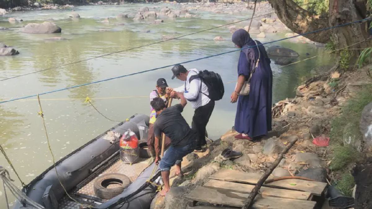 Jembatan Jampangtengah Hancur, Warga Seberangi Sungai Cimandiri Pakai Perahu Karet