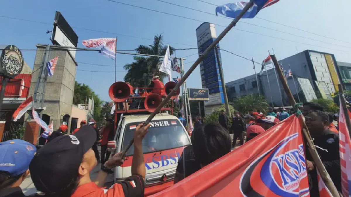 Pekerja Hotel Bumi Wiyata Depok Gelar Aksi Tuntut Gaji Tertunggak