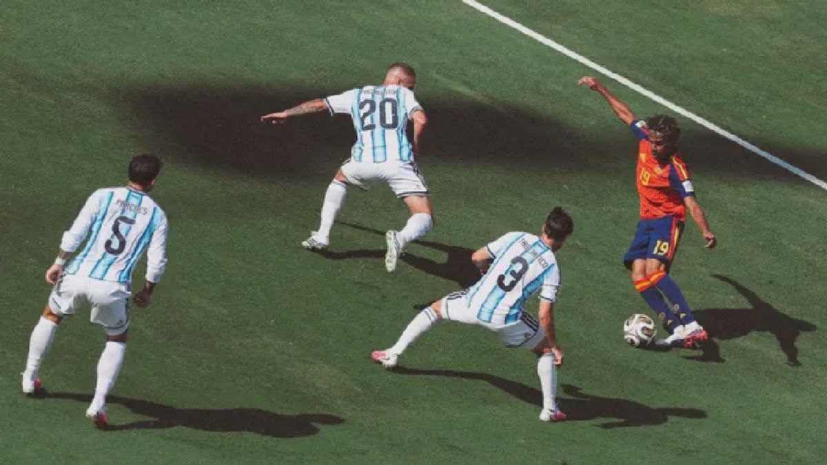 Romero sebelum keluar lapangan.