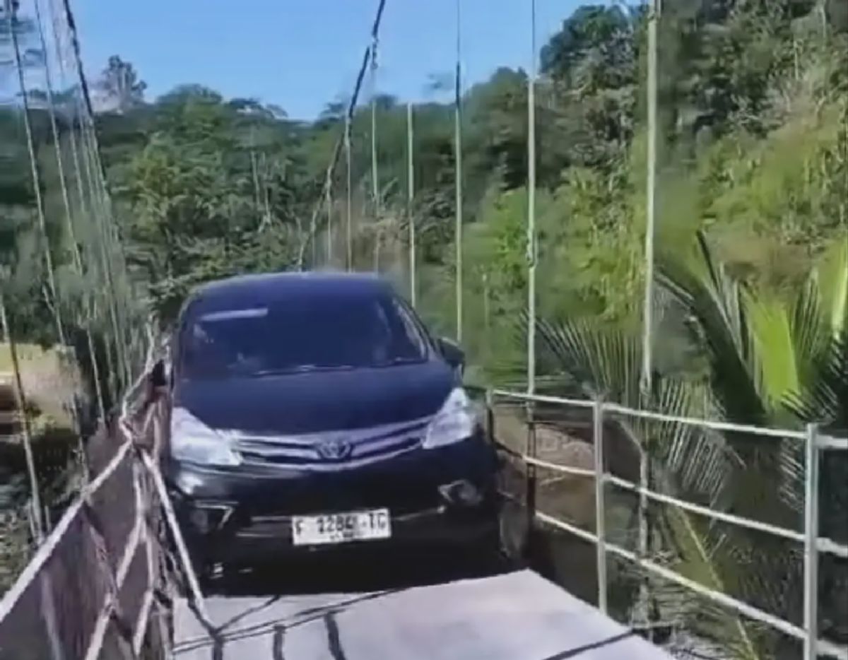 CIANJUR — Pemkab Panggil Pemilik Minibus Nekat Lewati Jembatan Gantung