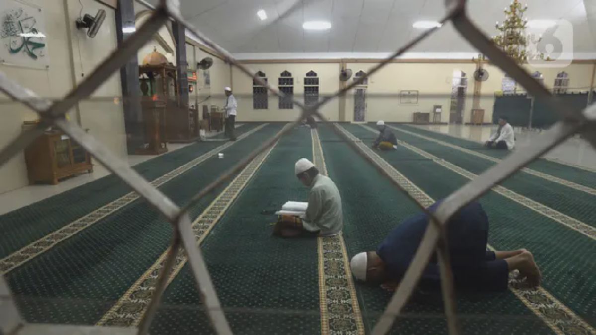 KARAWANG — Ribuan umat Muslim di wilayah Cikampek dan sekitarnya memadati Masjid