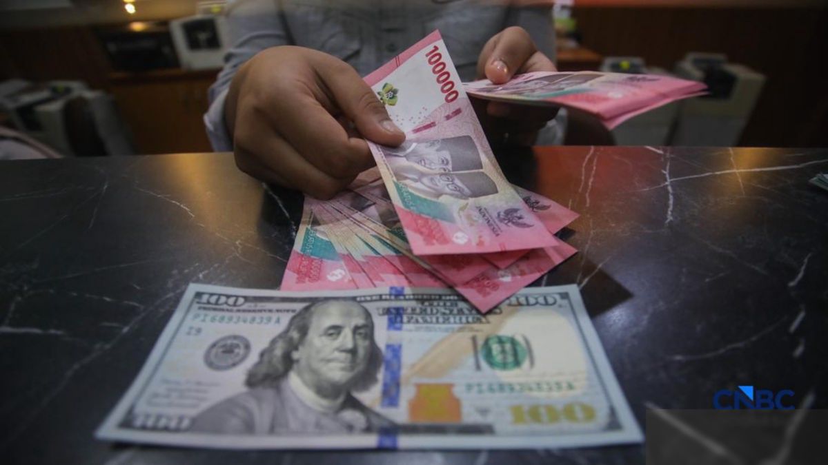 Rupiah Menguat Tipis, Dolar AS Merosot ke Level Rp17.695