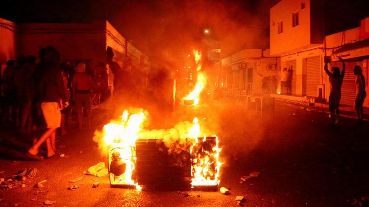 Kapal Tenggelam Buat Warga Ngamuk, Batu Melayang-Benda Dibakar
