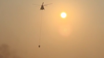 Bagaimana Helikopter Menjatuhkan Ribuan Liter Air Tepat ke Titik Api?