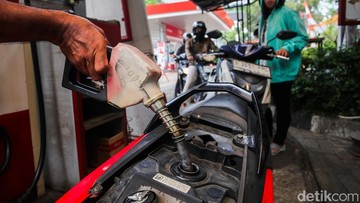 Benarkah Tuang Minyak Kayu Putih ke Tangki Bensin Bisa Bikin Irit?