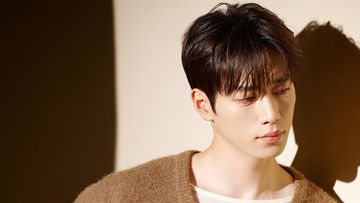 5 Potret Tampan Seo Kang Joon di Balik Layar Promo Drama Korea A Love Other than Yours